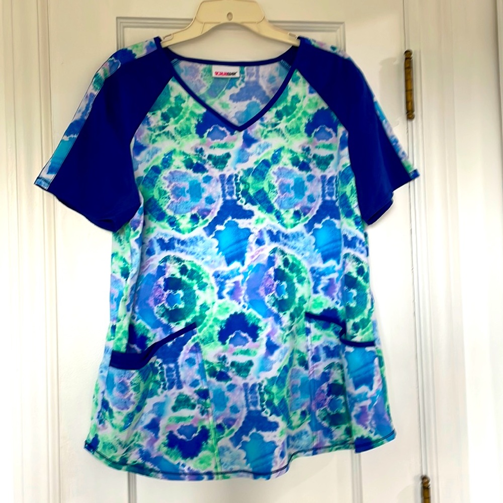 Scrubstar large colorful top nursing